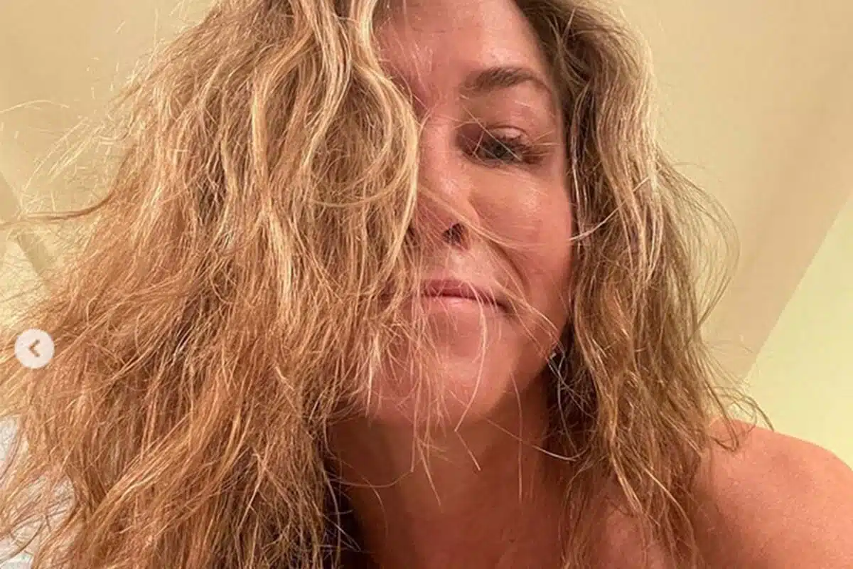 jennifer aniston instagram photo feu