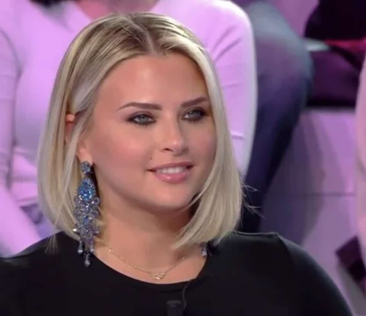 Kelly Vedovelli menace de quitter C8