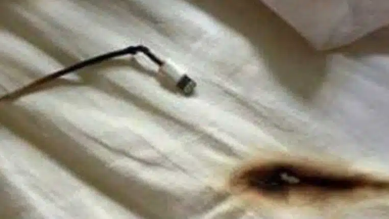 ne pas dormir avec le téléphone sur le chargeur