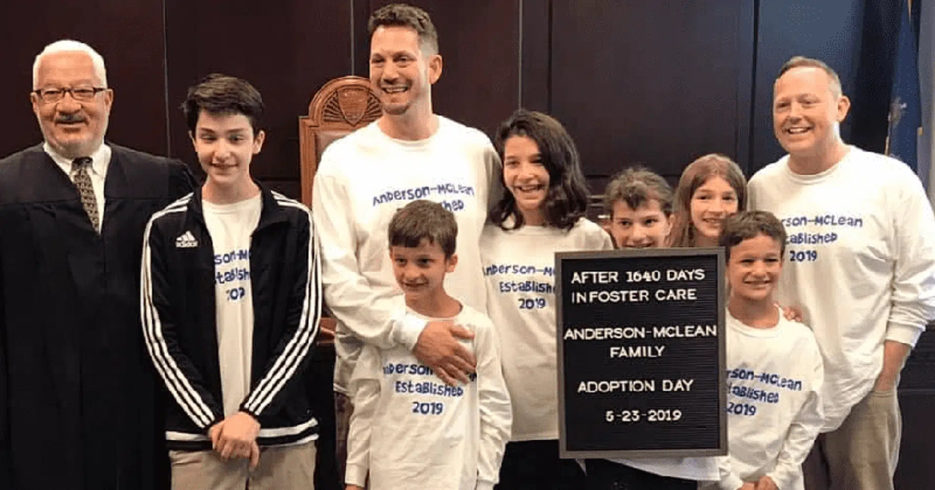 Ce couple d'hommes gay adopte six enfants pour garder la fratrie intacte !