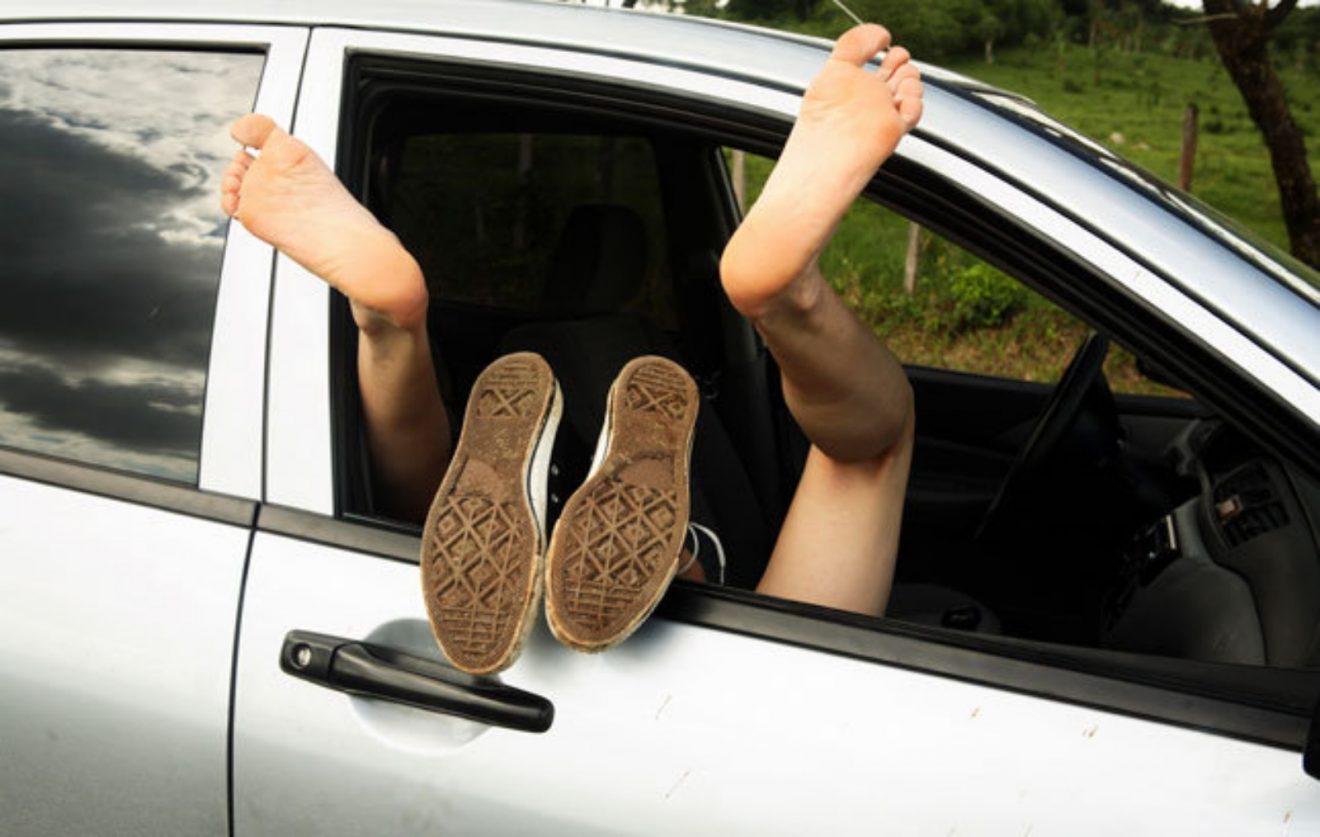 En plein préliminaires dans une voiture, le frein à main se desserre...  OUPS !