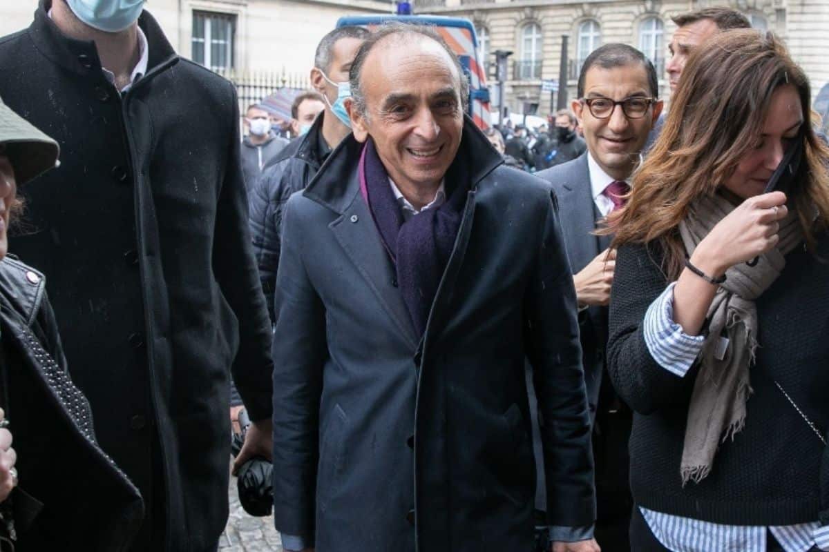 eric zemmour rue recoit projectile