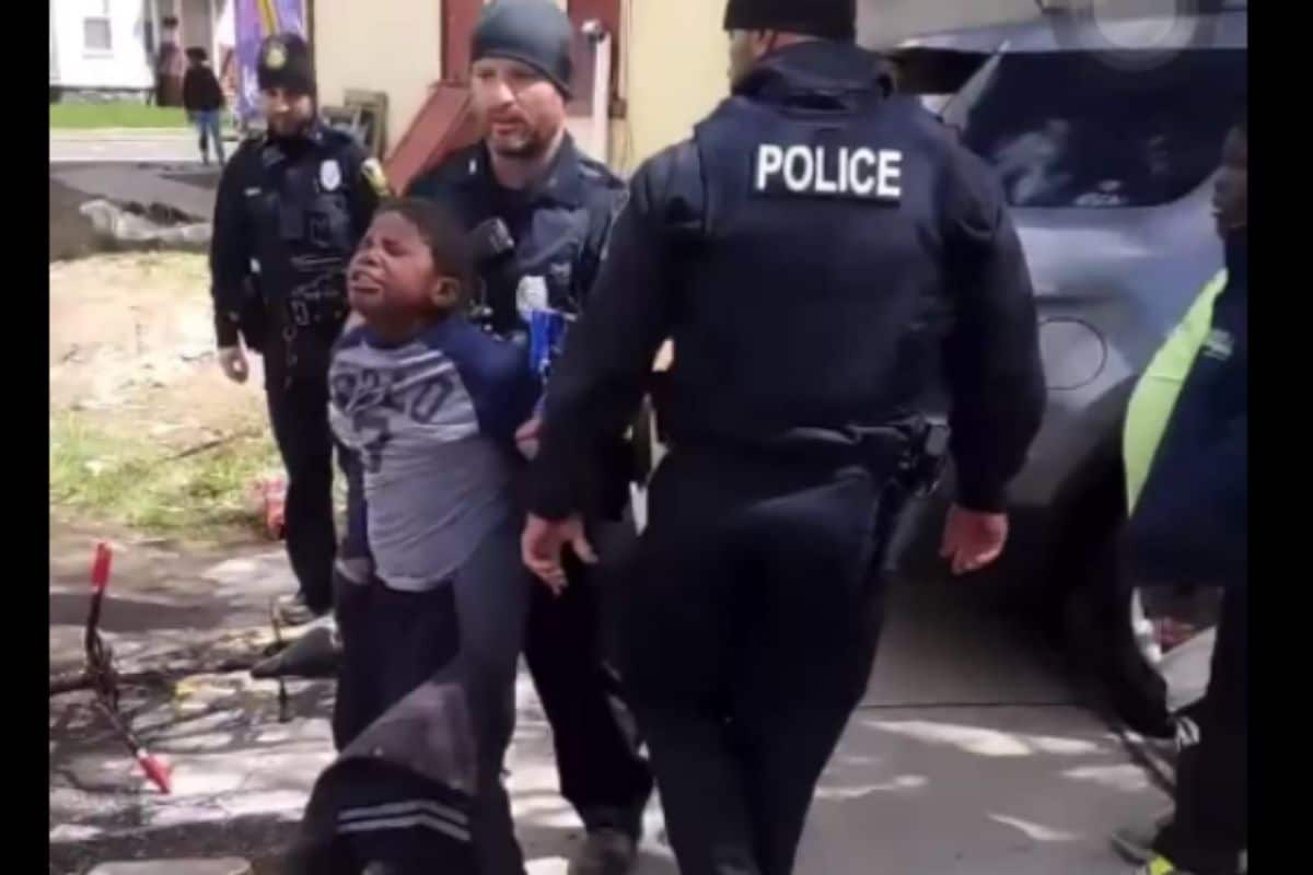 enfant arrestation police usa vol chips scandale video