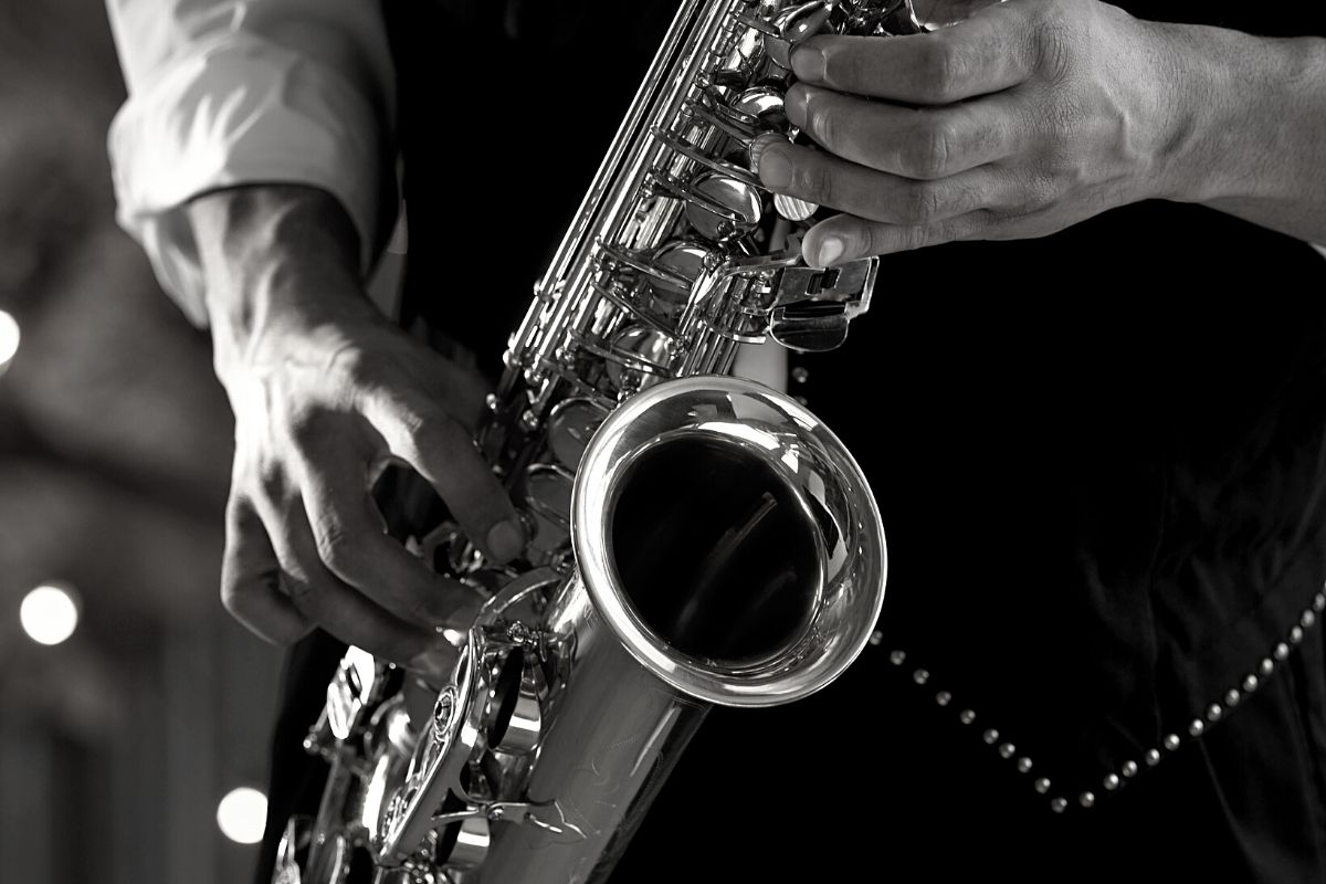 Playing saxophone. Саксофон. Саксофонист. Игра на саксофоне. Музыкальная труба.