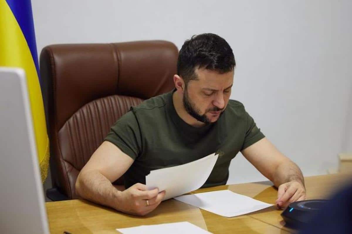 Guerre en Ukraine : Volodymyr Zelensky métamorphosé par la guerre, la photo choc avant/après