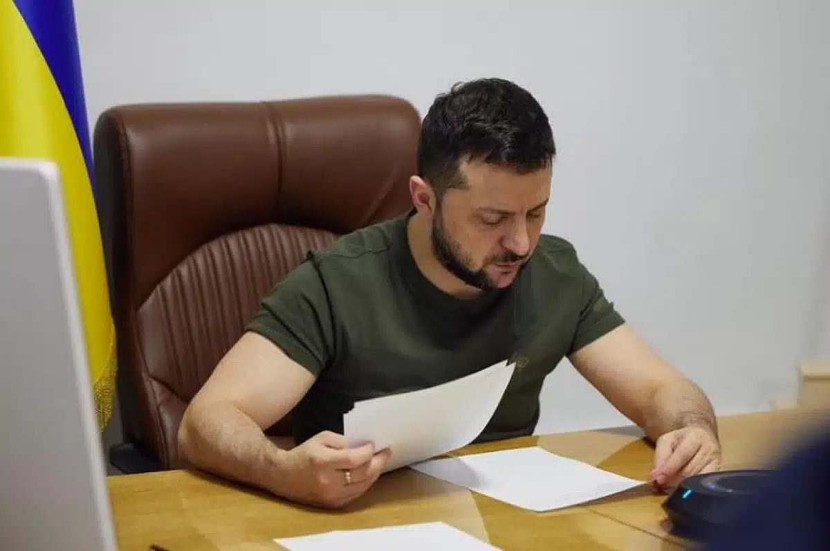 Guerre en Ukraine : Volodymyr Zelensky métamorphosé par la guerre, la photo choc avant/après