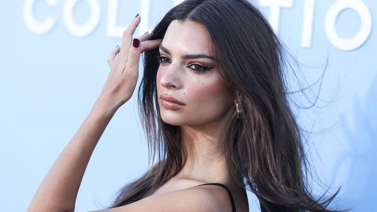 Festival De Cannes Emily Ratajkowski Chic Et Sexy Dans Une Sublime Robe Noire