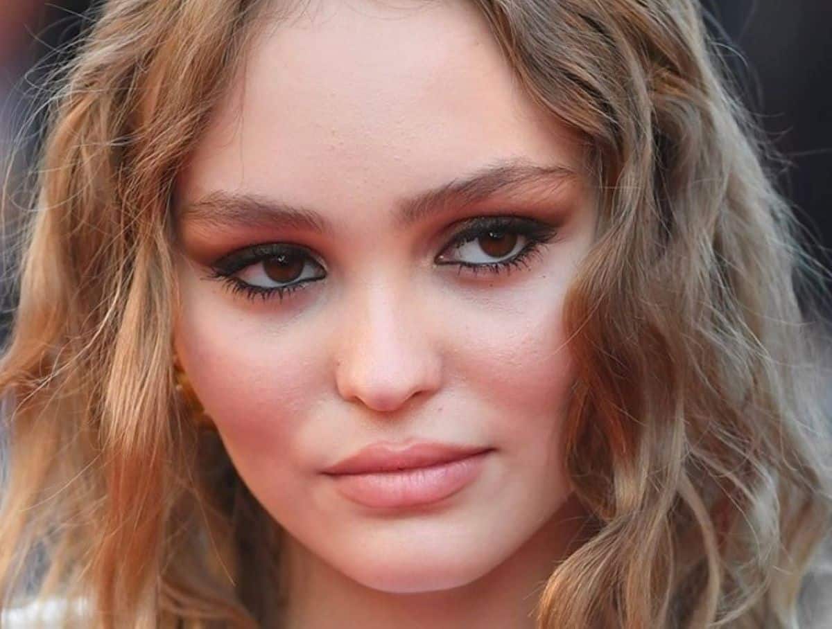 Lily-Rose Depp défend son père