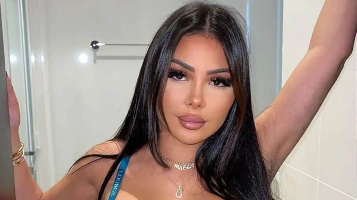 Maeva Ghennam décolleté XXL