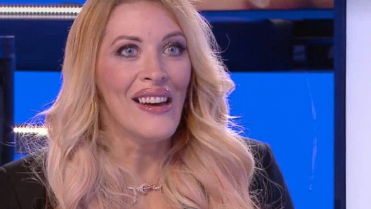 loana embrasse mere bouche