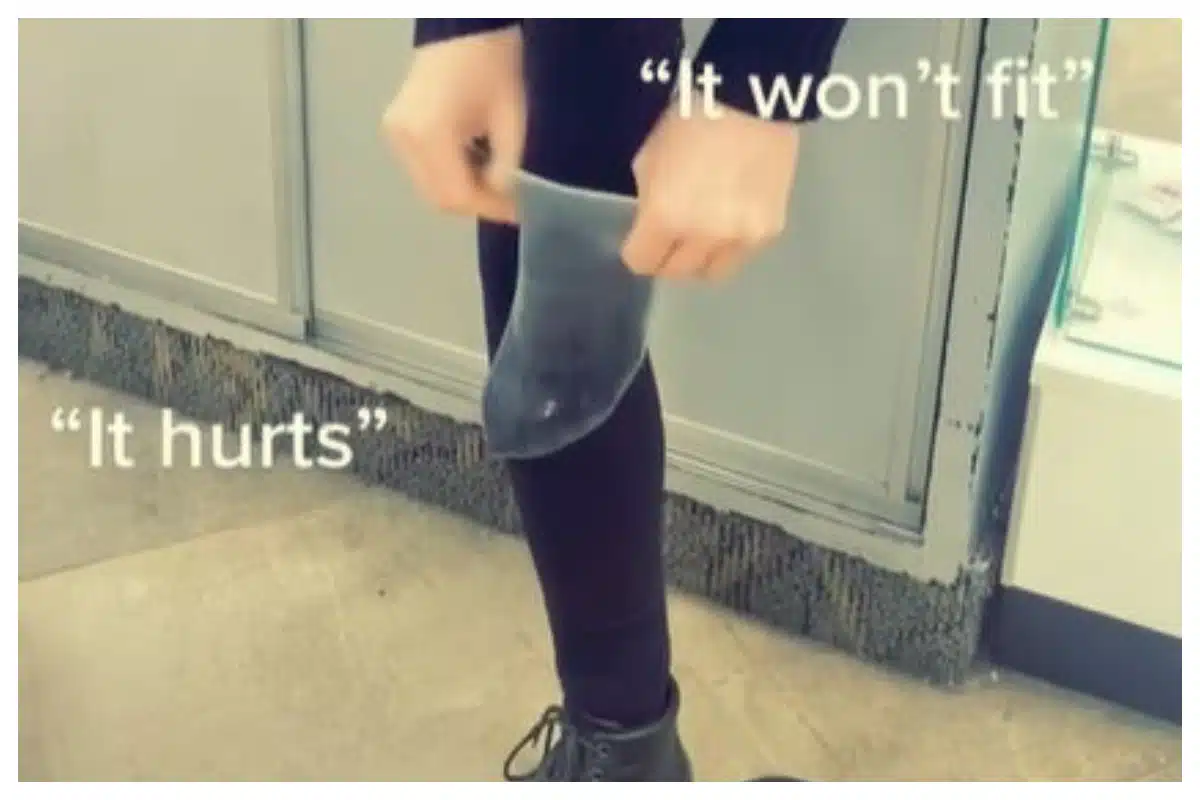 Elle met un préservatif sur la jambe pour prouver qu'aucun pénis n'est trop gros