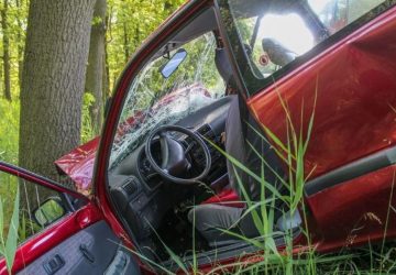 Un homme bloqué dans une voiture, après un accident !