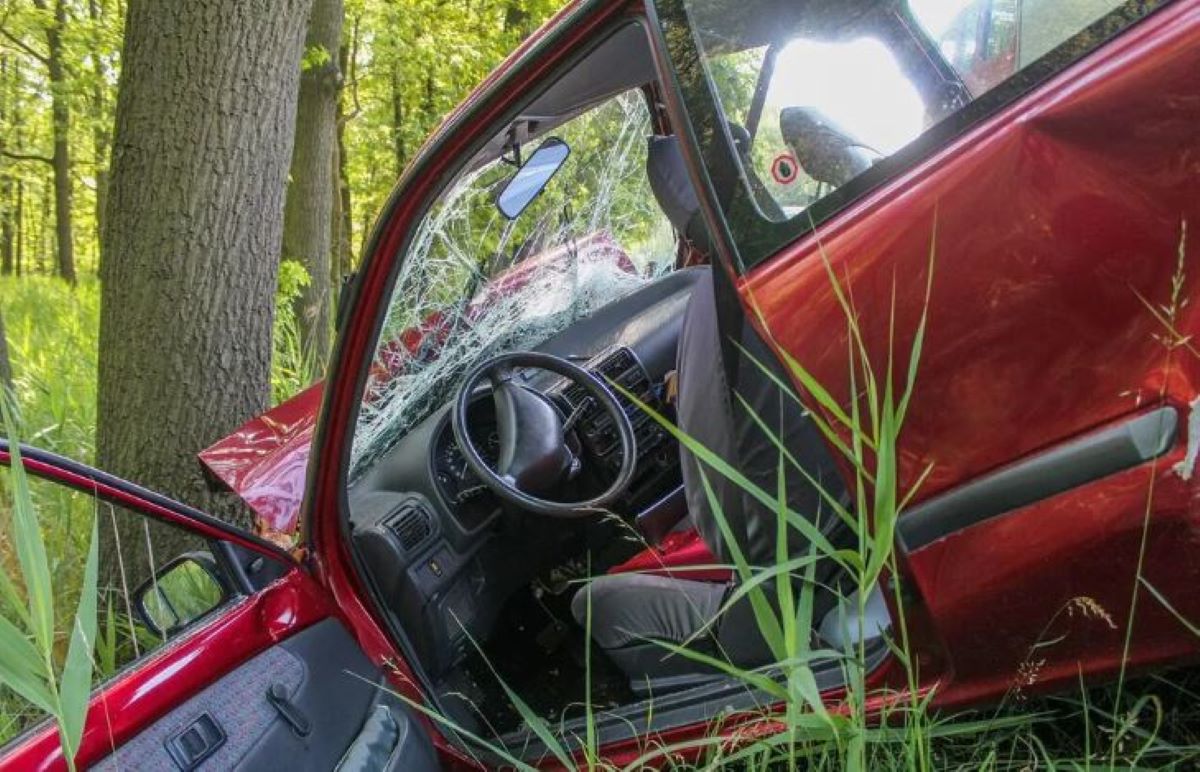 Un homme bloqué dans une voiture, après un accident !