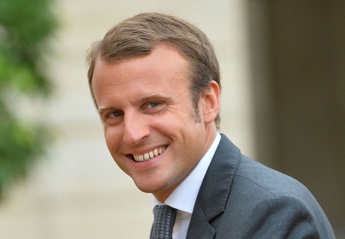 emmanuel macron cheque