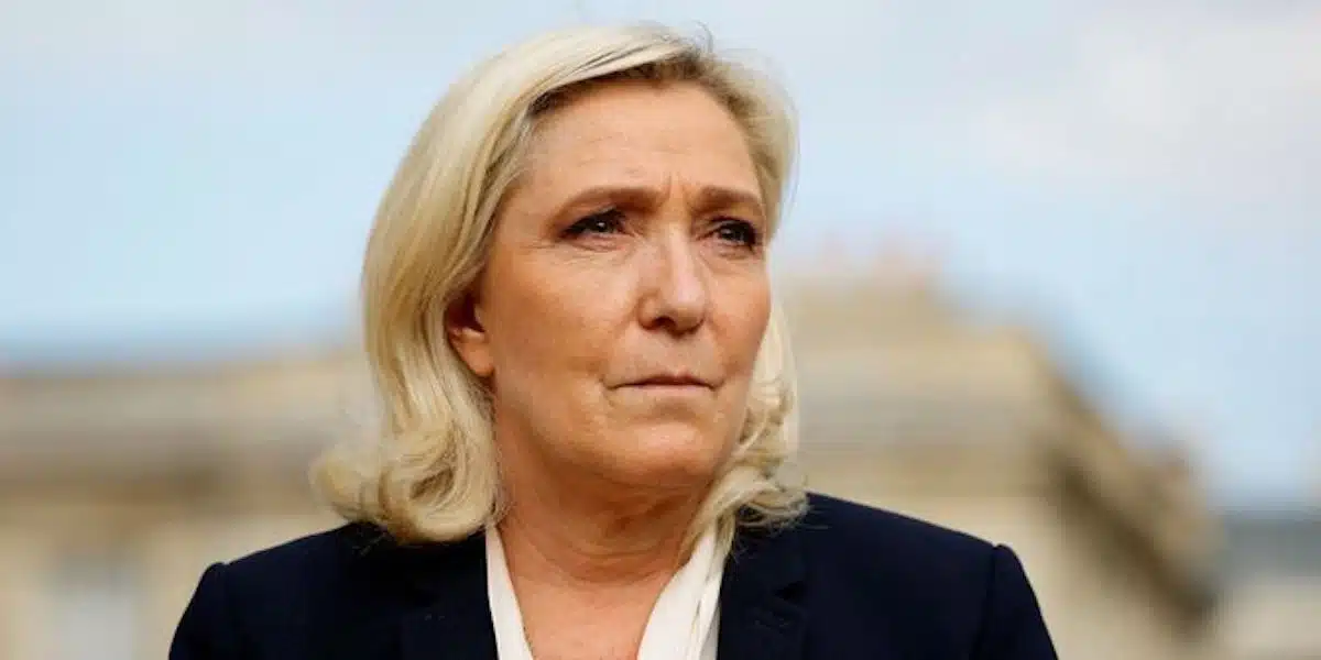 marine le pen photo mouillee piscine
