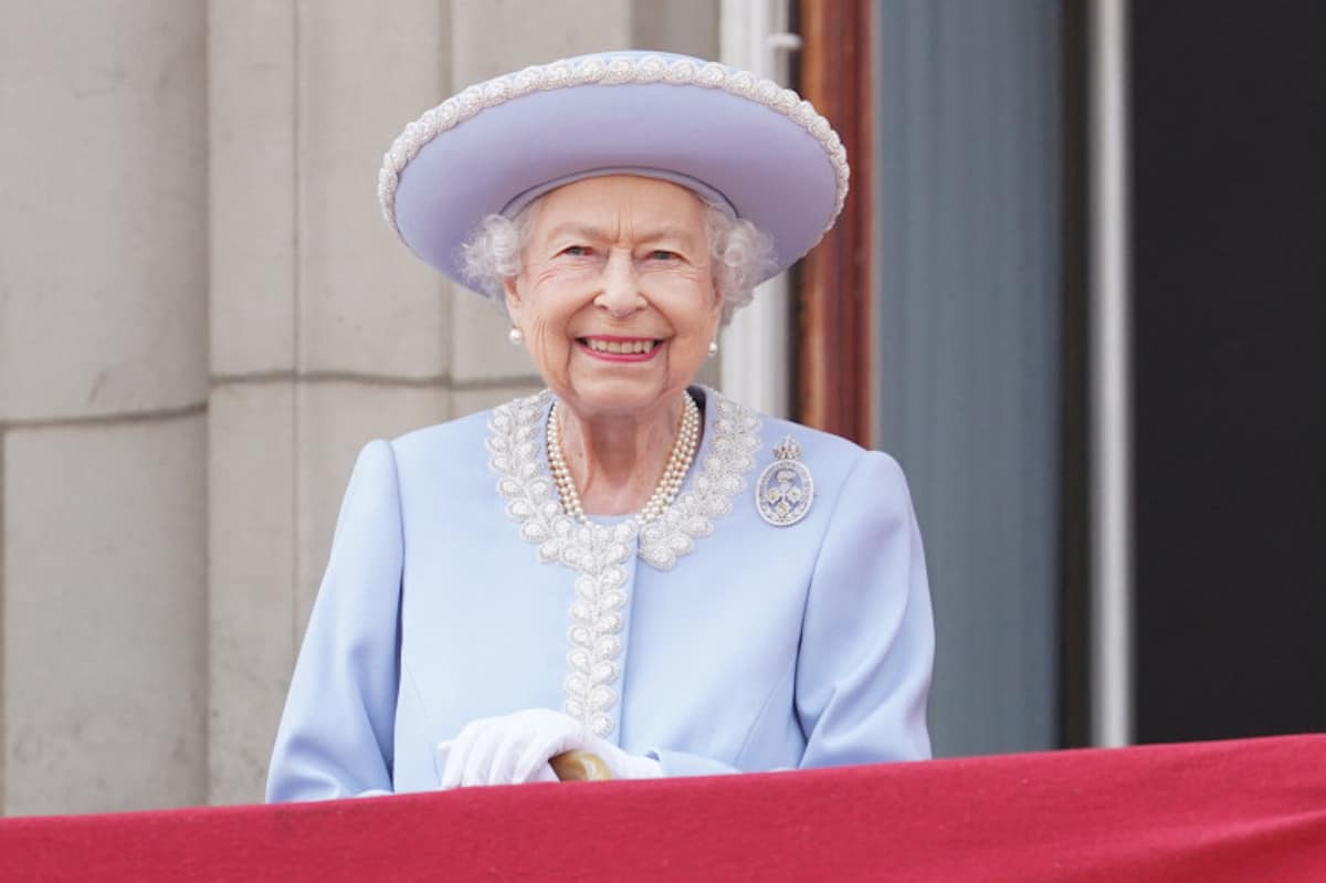 elizabeth II menacee de mort arbalete