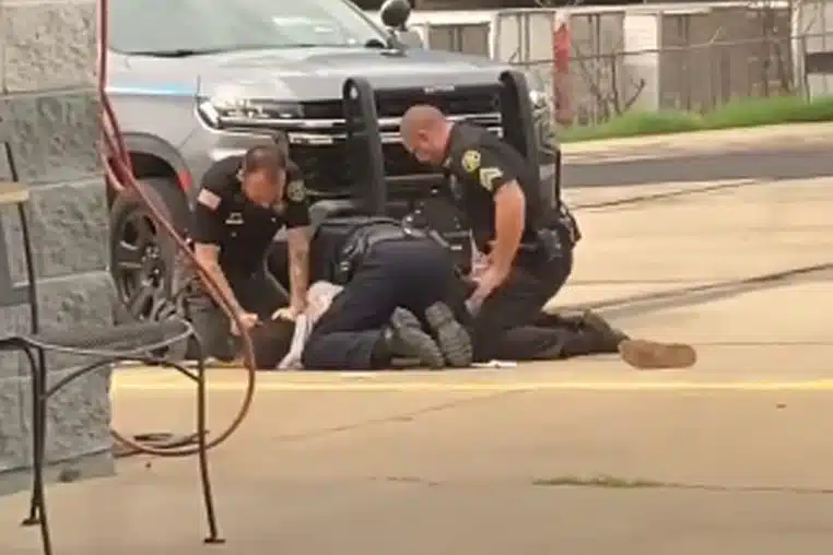 etats-unis policiers homme coups