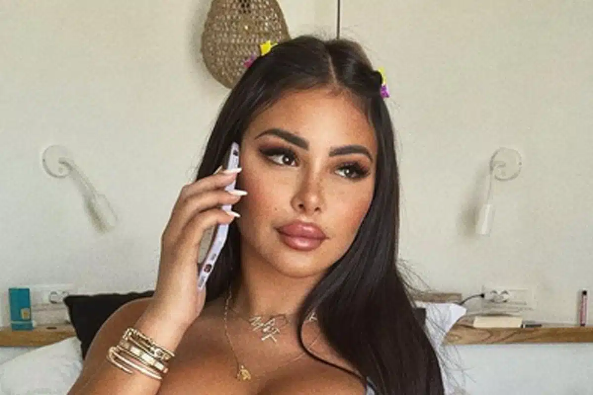 maeva ghennam instagram grece selfie