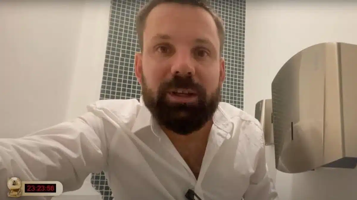 ballon dor ceremonie youtubeur cache toilettes