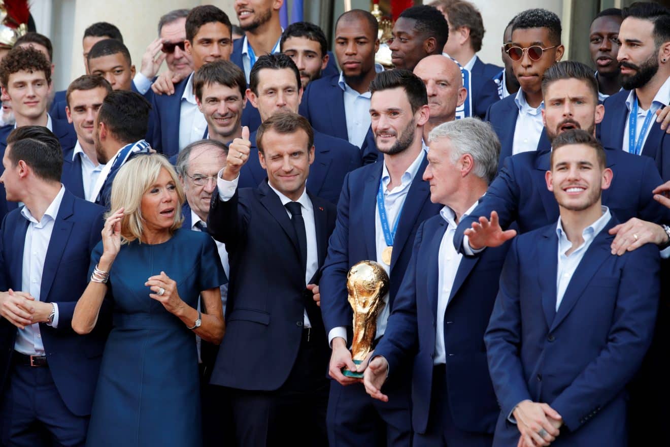 Emmanuel Macron : Sa Promesse Aux Bleus S'ils L'emportent