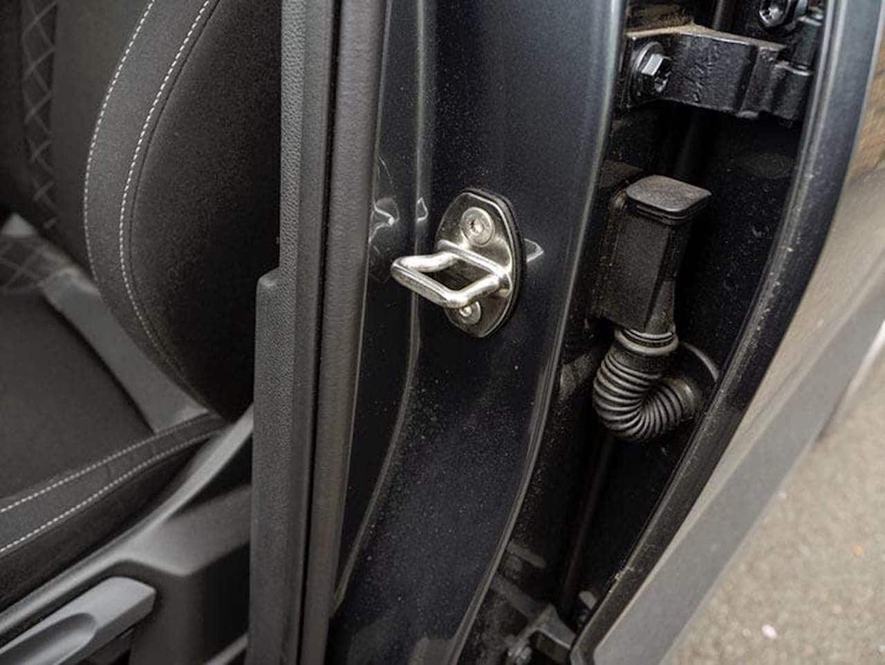 Le saviez-vous : À quoi sert le crochet sur la portière de la voiture ?