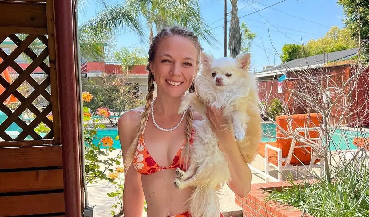 Femme inséparable de ses chiens