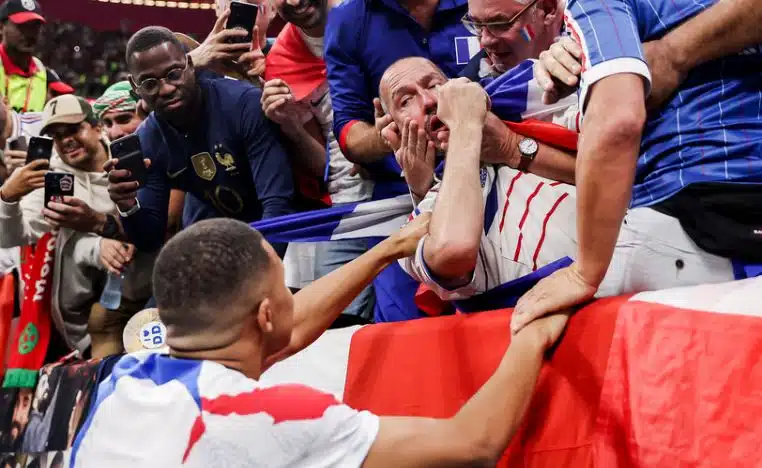 kylian mbappe supporter echauffement ko