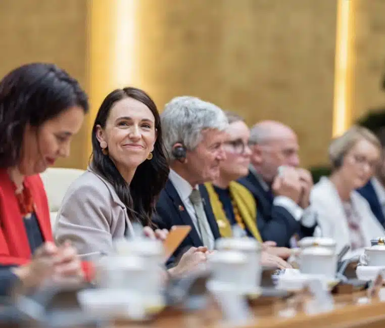 Jacinda Ardern micro fermé insultes femme politique