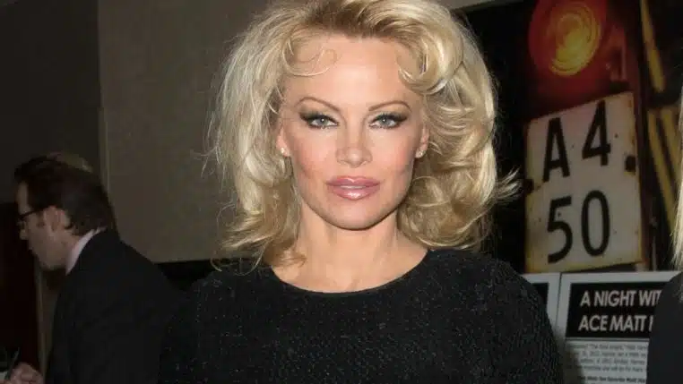pamela anderson actrice star agression enfance