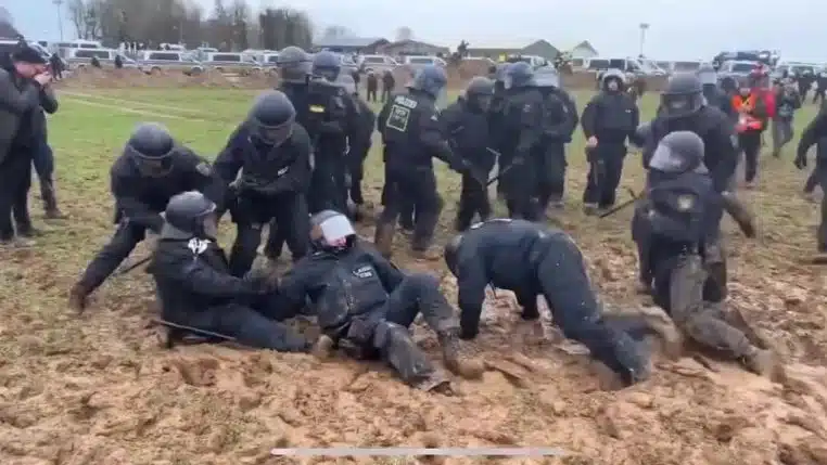 police allemagne boue policiers humour insolite