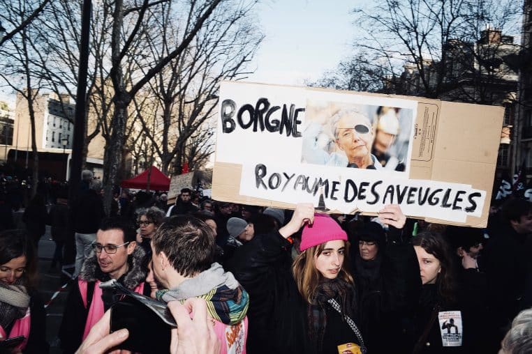 emmanuel macron elisabeth borne borgne affiche pancarte france