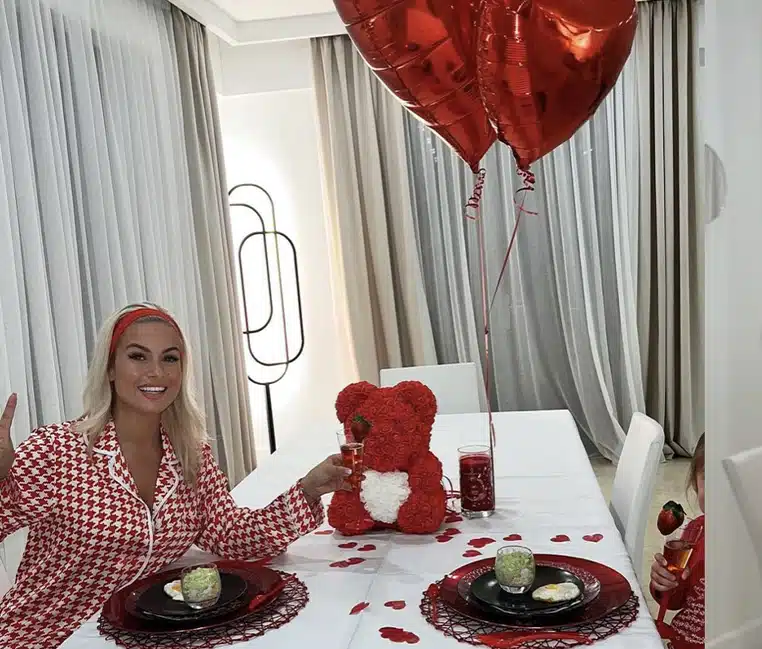 Carla Moreau coeur Saint Valentin 14 février amour couple