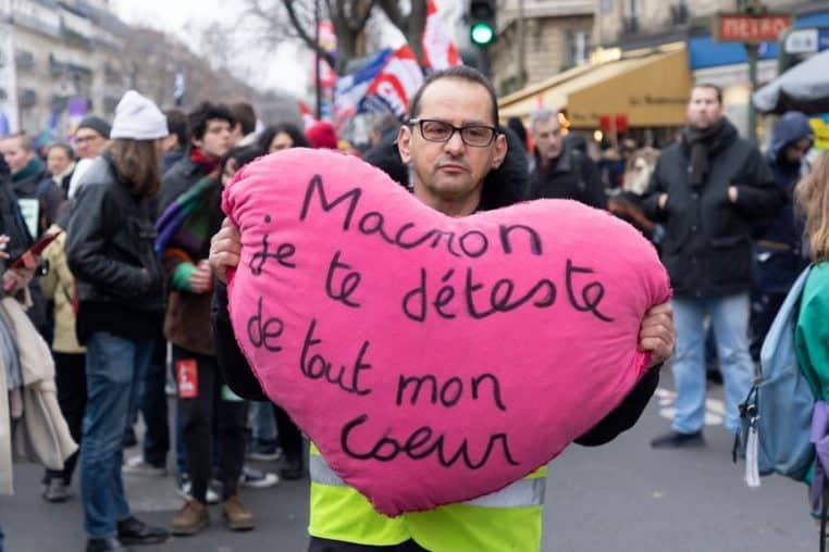 emmanuel macron france politique retraite pancartes coeur