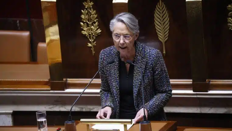 Élisabeth Borne france politique 49.3 twitter instagram