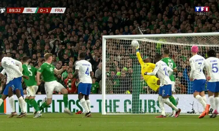 Mike Maignan hugo lloris gardien france équipe football foot irlande match réseaux sociaux