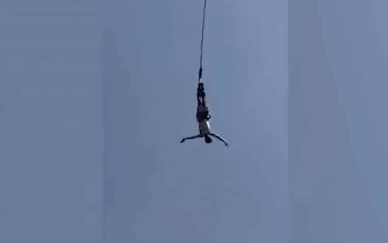 Un touriste saute à l'élastique, la corde cède en plein vol (Vidéo)