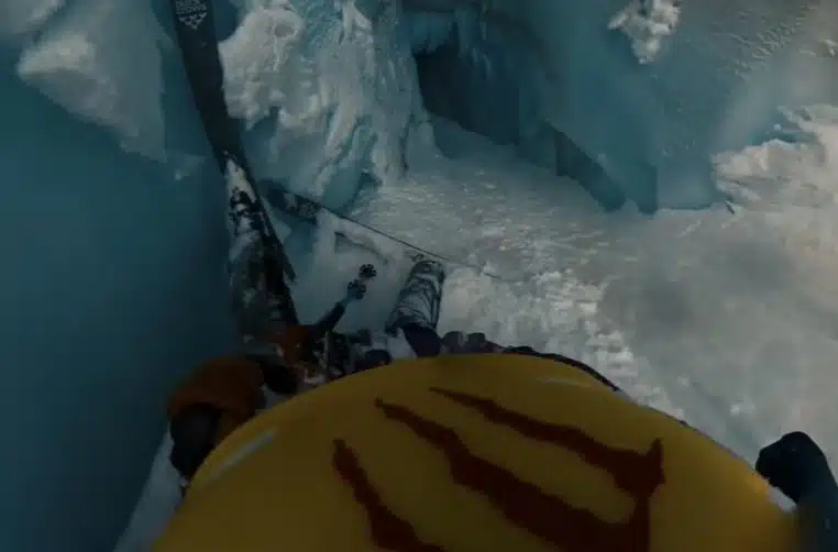 La vidéo impressionnante d'une chute d'un skieur dans une énorme crevasse