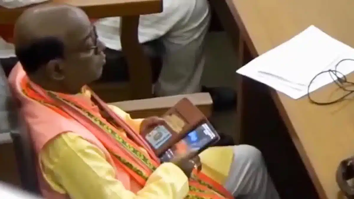 homme politique surpris photo porno parlement