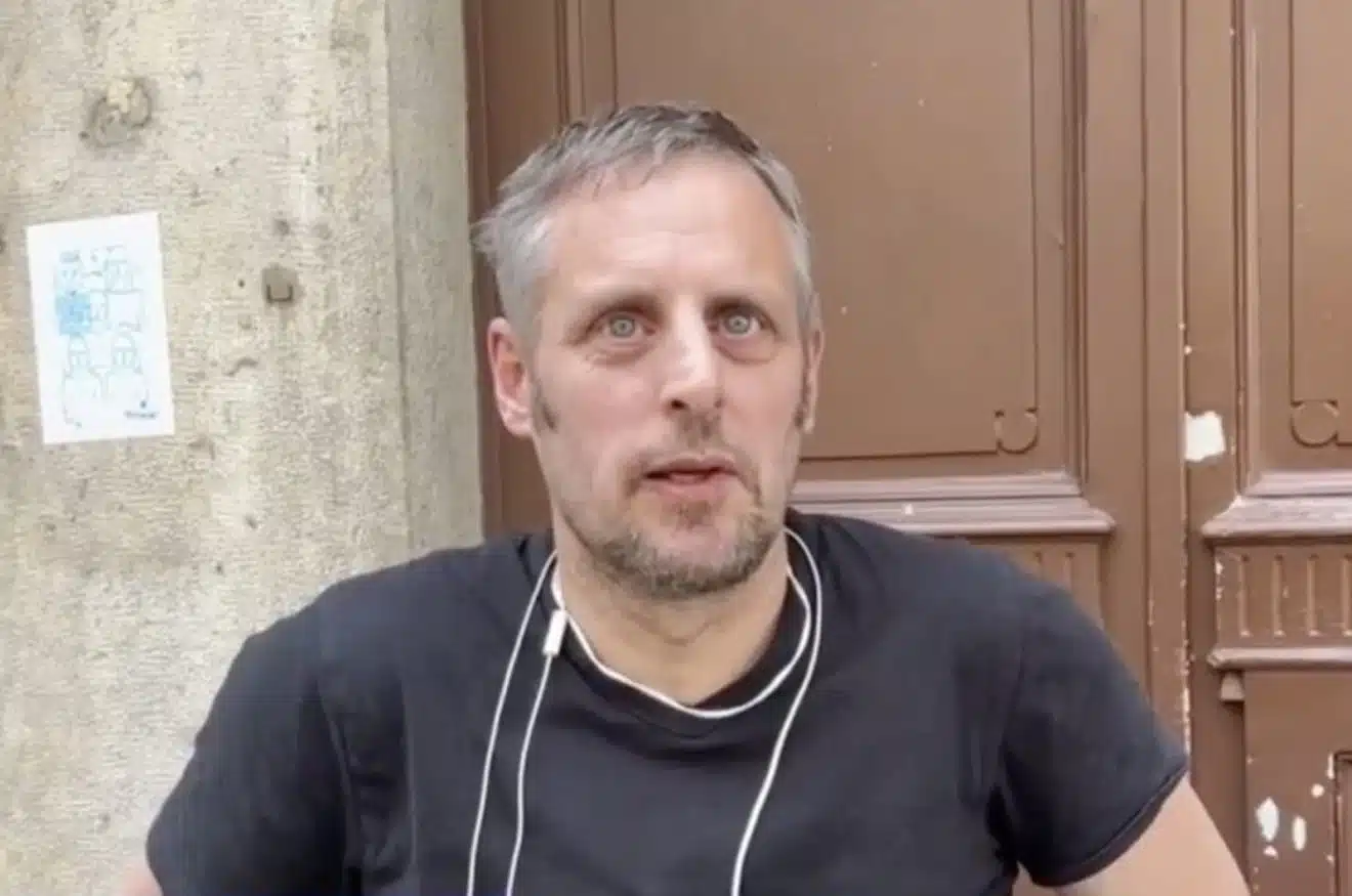 Un homme plonge de son fauteuil roulant pour sauver un jeune de 24 ans en le réanimant