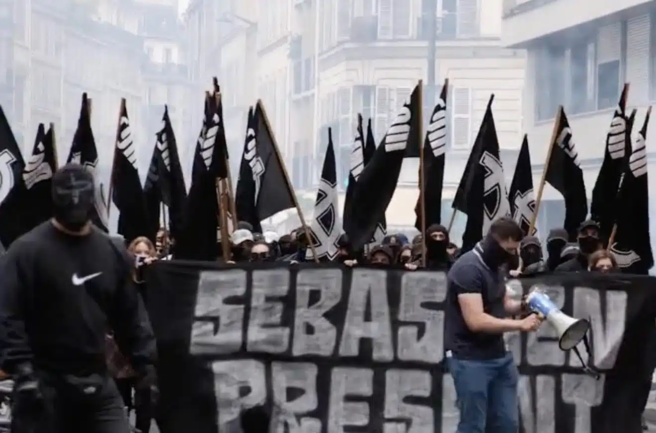 "Honteux" : Les politiques indignés après une manifestation d'extrême droite (vidéo)