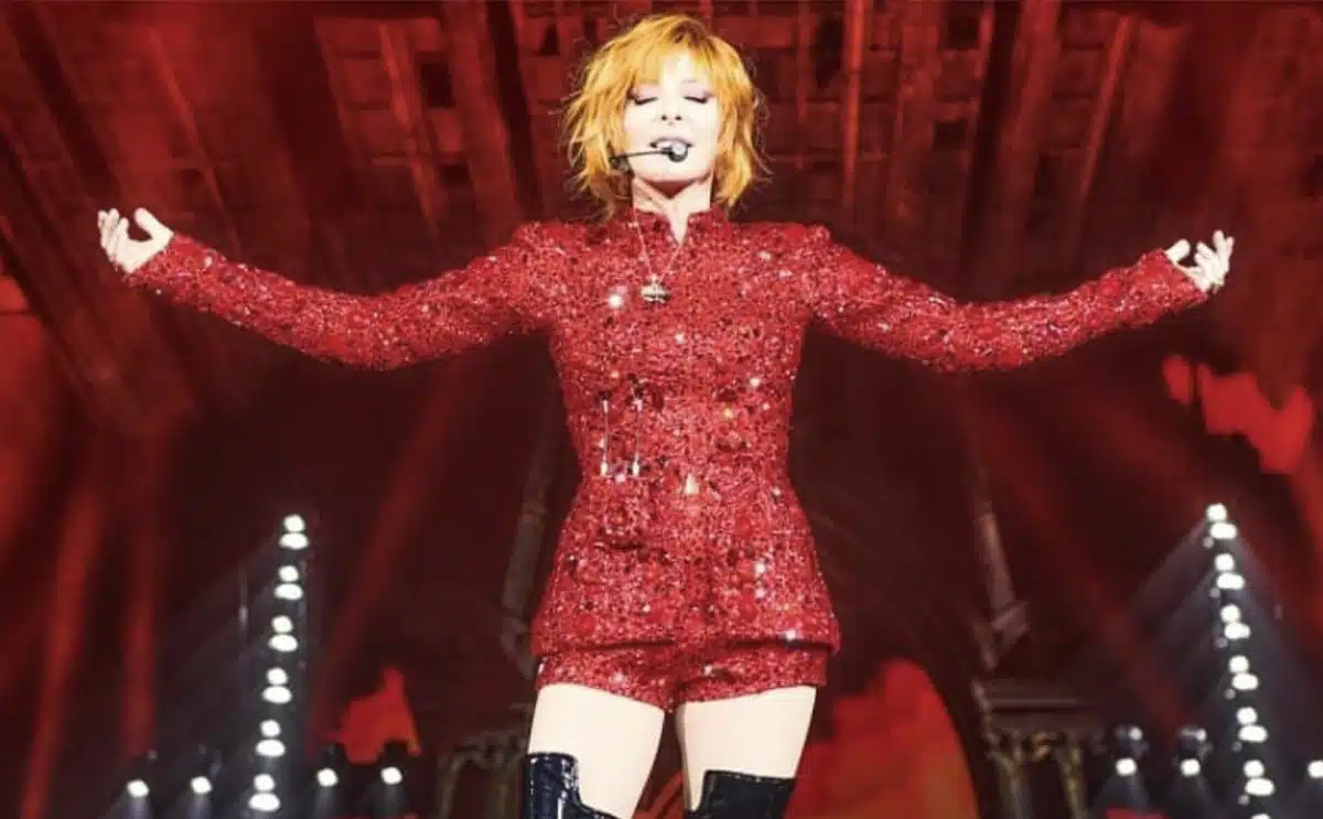 Mylène Farmer peluche concerts honte fans
