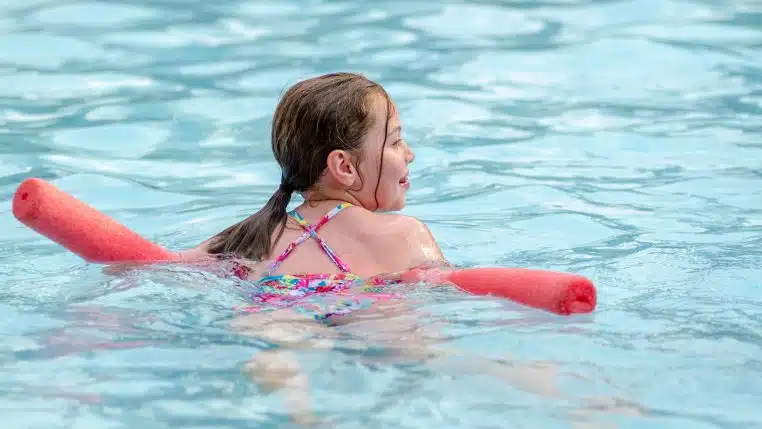 Une élève de CP entre la vie et la mort après une sortie scolaire à la piscine