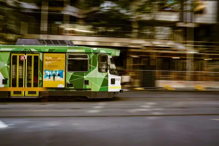 Il termine en garde à vue après avoir demandé en mariage une inconnue sur un quai de tramway