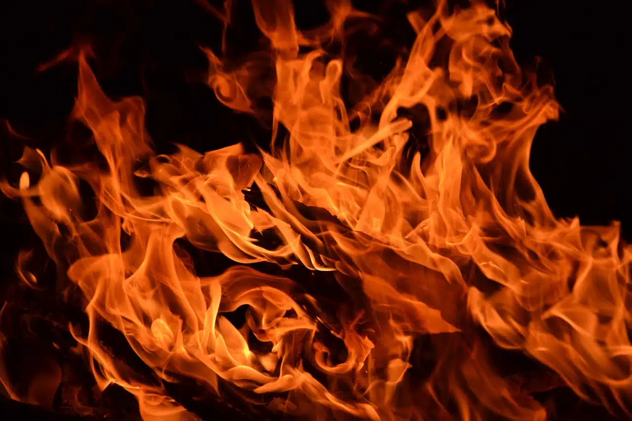 Une femme s'immole par le feu devant une mairie