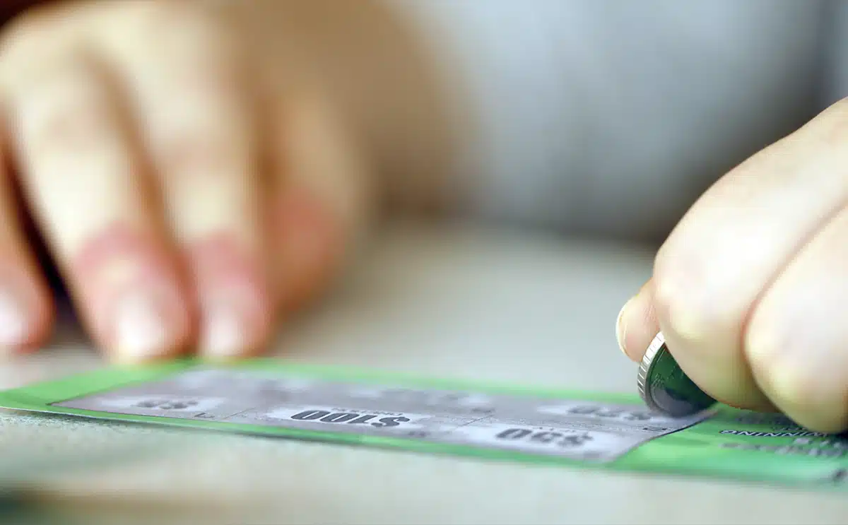 jackpot jeux à gratter homme joueur