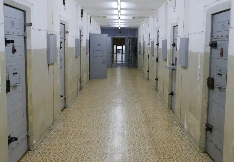 tombe enceinte quadruplés sperme mari prison