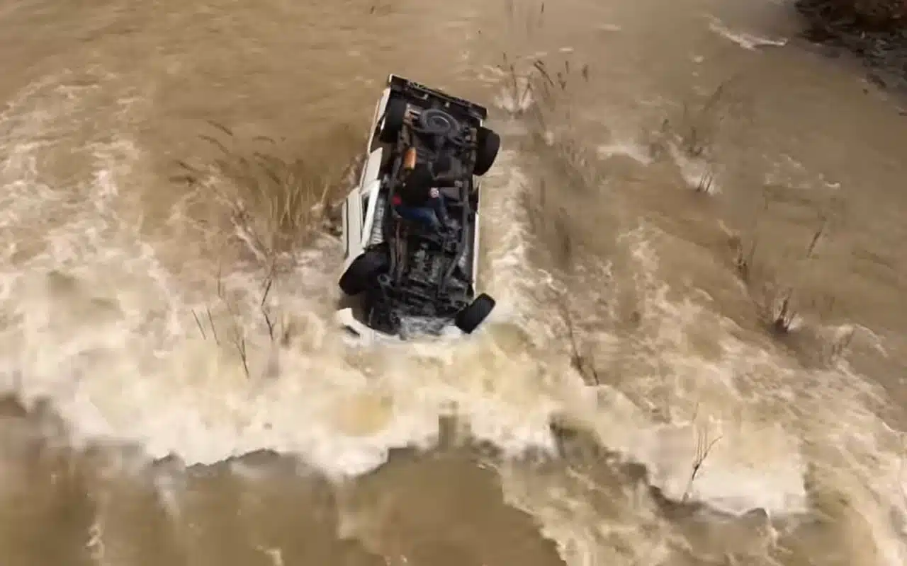 personne prise au piège au somme de sa voiture entouré d'un torrent d'eau. La personne est resté piégé pendant près de 14 heures.