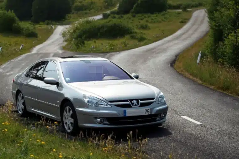 Véhicule banalisé sur une route de campagne avec radar intégré