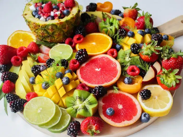 Les fruits rouges et la banane sont des fruits efficaces pour bruler des graisses