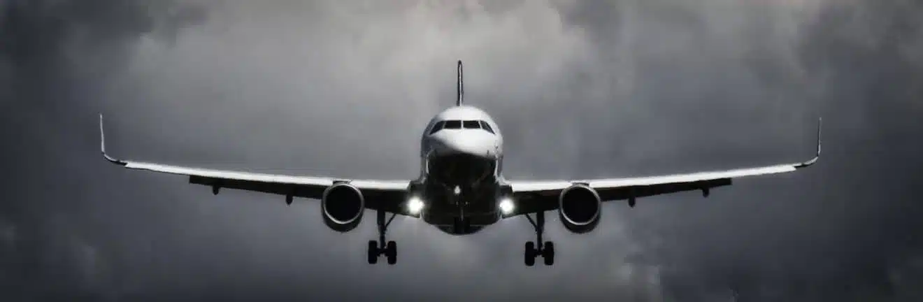 Le pare-brise d'un avion se fissure en plein vol